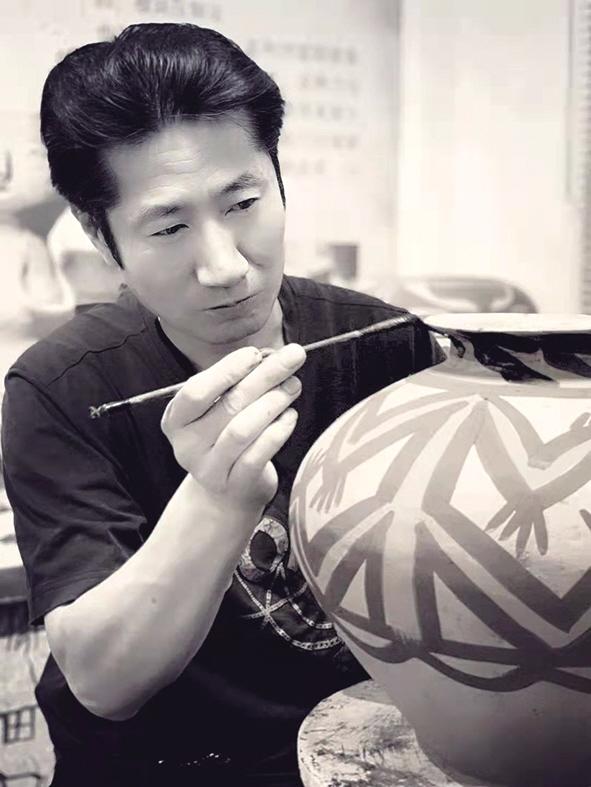 讓彩陶在現(xiàn)代社會(huì)煥發(fā)生機(jī)——訪(fǎng)彩陶修復(fù)技藝傳承人馬黑麥
