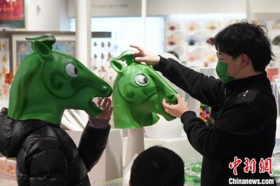 圖為“神馬來了”銅奔馬頭套?！【琶赖┰?攝