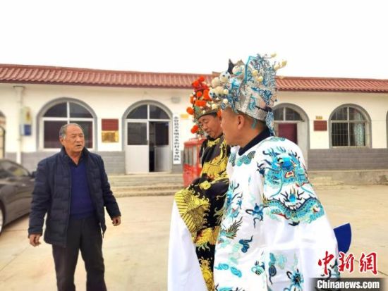 圖為69歲的“苦水高高蹺”國家級傳承人巨海全(左一)，叮囑徒弟們高高蹺練習技巧要領(lǐng)?！￠Z姣 攝