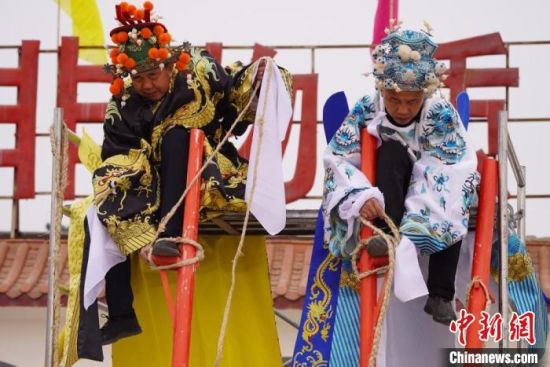 圖為“苦水高高蹺”表演者通過麻繩將腳固定在腳踏板，并在腿部纏繞六七圈?！【琶赖┰?攝