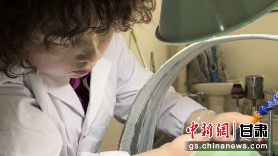 夜光杯制作學徒謝小琴坦言，雖工作枯燥，但是能夠掌握國家級非遺技藝是很自豪的。王牧雨 攝