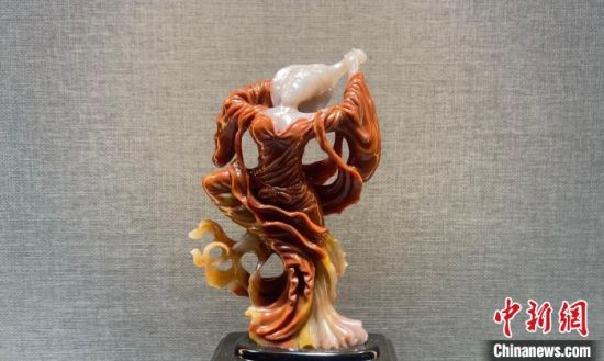 圖為翩然起舞的飛天玉雕?！「攥?攝