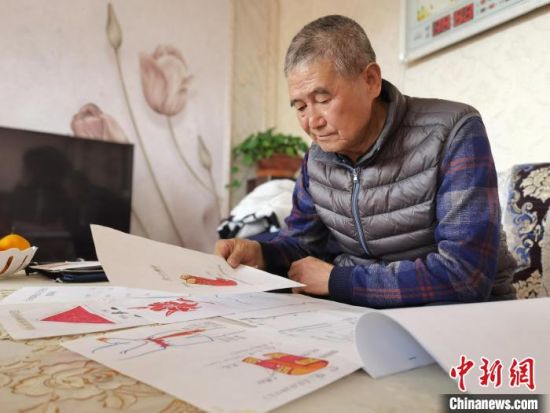 圖為陸鵬飛向記者展示多年帶隊的手寫筆記?！堟?攝