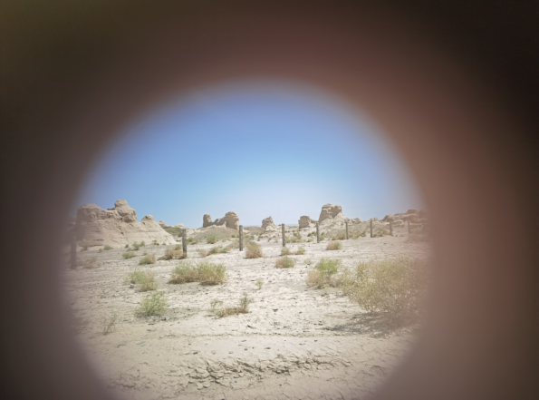 插圖2：透過河西走廊遺存的古陶片孔洞所見。攝影：陳曉斌。拍攝日期：2020年6月。