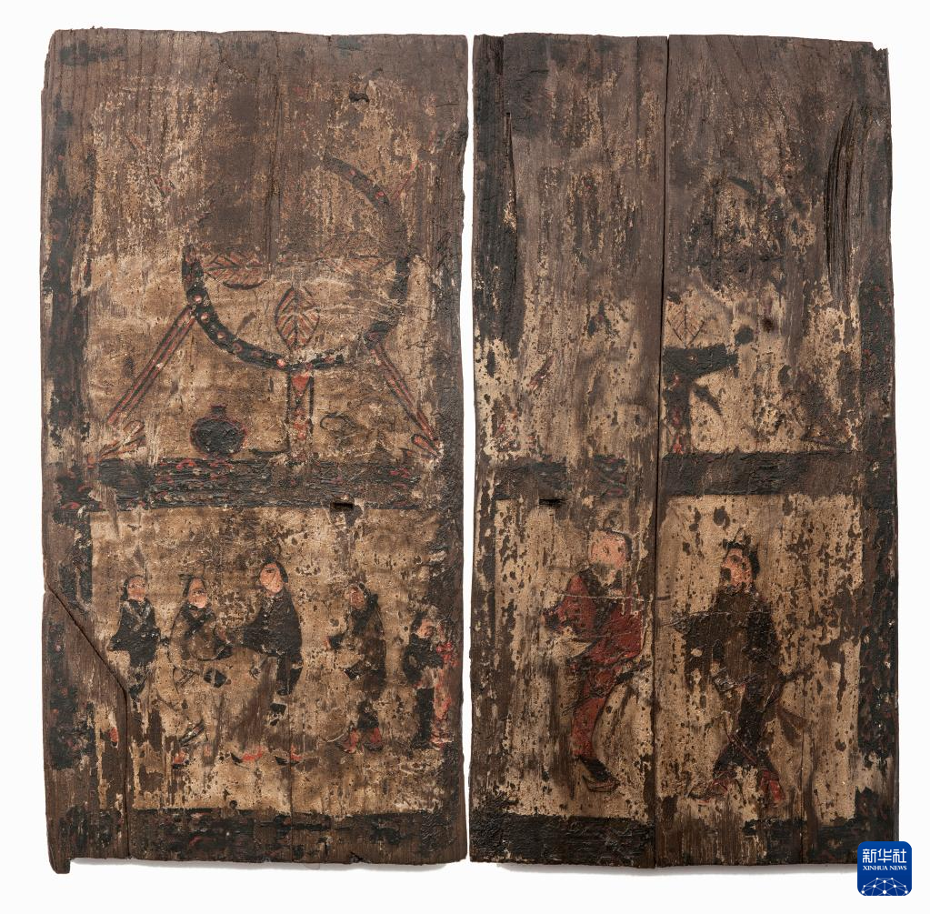 湖北云夢(mèng)縣鄭家湖戰(zhàn)國(guó)秦漢墓地的一處板門(mén)繪畫(huà)（資料圖）。