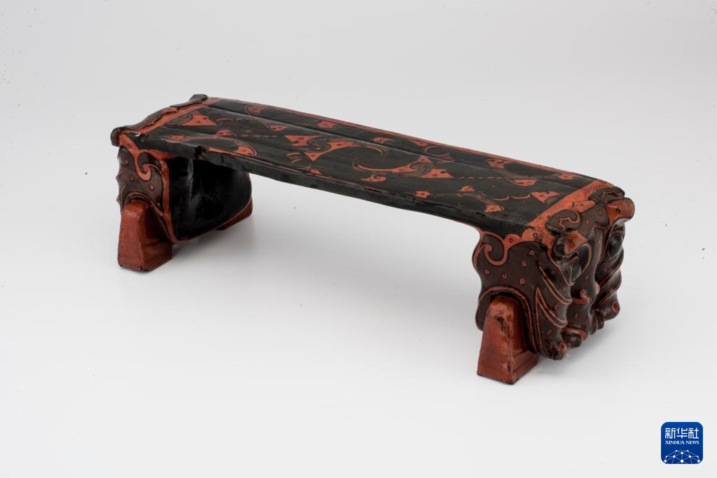 湖北云夢(mèng)縣鄭家湖戰(zhàn)國(guó)秦漢墓地出土漆木虎頭枕（資料圖）。