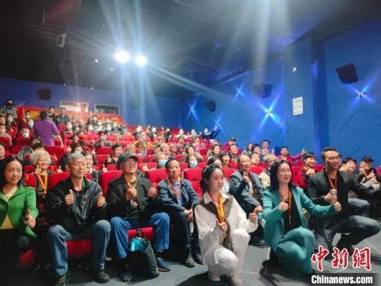 《浴血誓言》主創(chuàng)團(tuán)隊(duì)與到場(chǎng)的紅軍后代合影?！￡愡x斌 攝