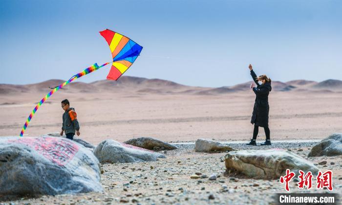 圖為市民正在陽關(guān)景區(qū)放風(fēng)箏?！⊥醣筱y 攝