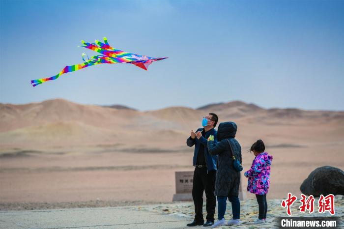 圖為市民正在陽關(guān)景區(qū)放風(fēng)箏?！⊥醣筱y 攝