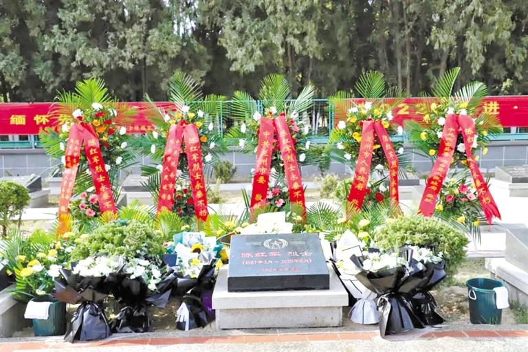 陳紅軍烈士墓前 這張“全家?！弊屓藴I目