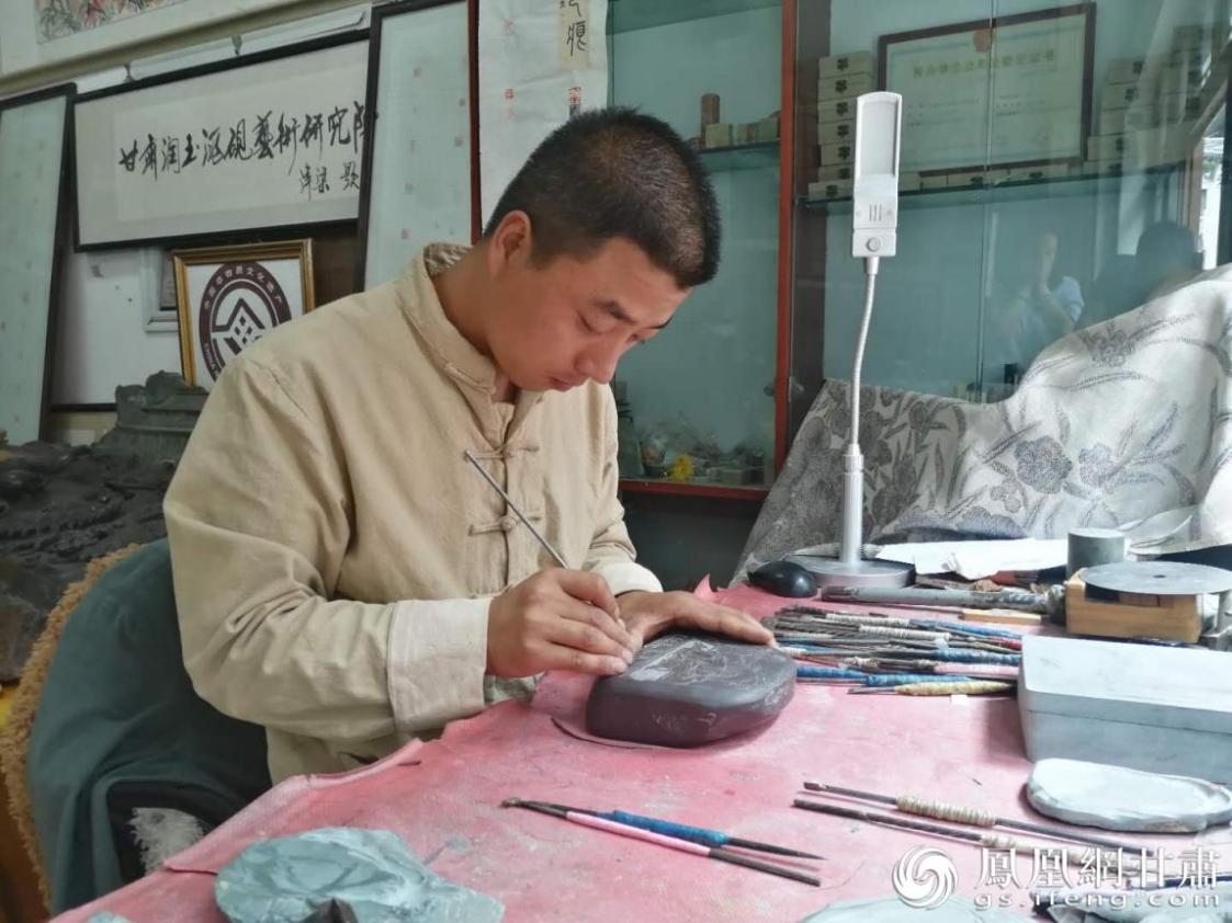 洮硯制作技藝第六代傳人、國(guó)家藝術(shù)基金資助青年藝術(shù)家、正高級(jí)洮硯雕刻藝術(shù)師李江平十年如一日專注于洮硯制作 圖源自網(wǎng)絡(luò)