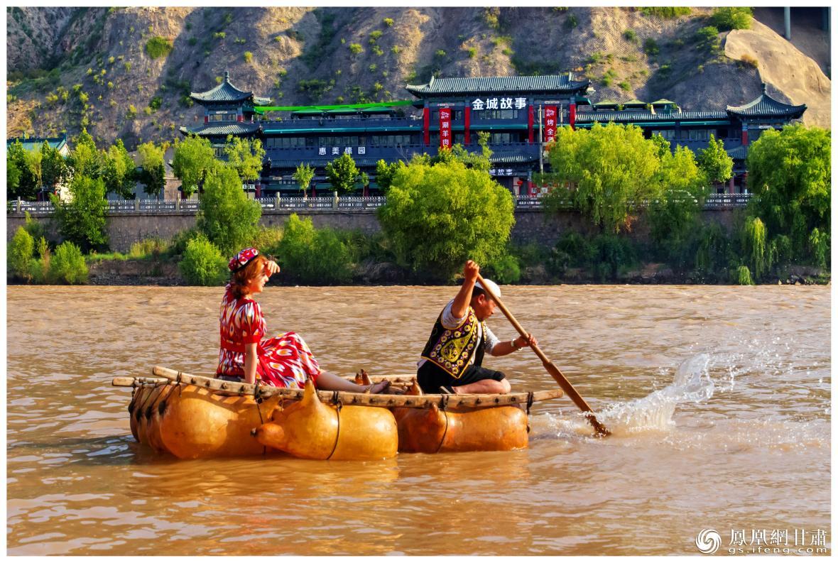 筏子客揮動(dòng)著劈波斬浪的船槳，槳聲中混搭著風(fēng)聲、水聲和男女對(duì)歌的花兒聲。蘭州市文旅局供圖