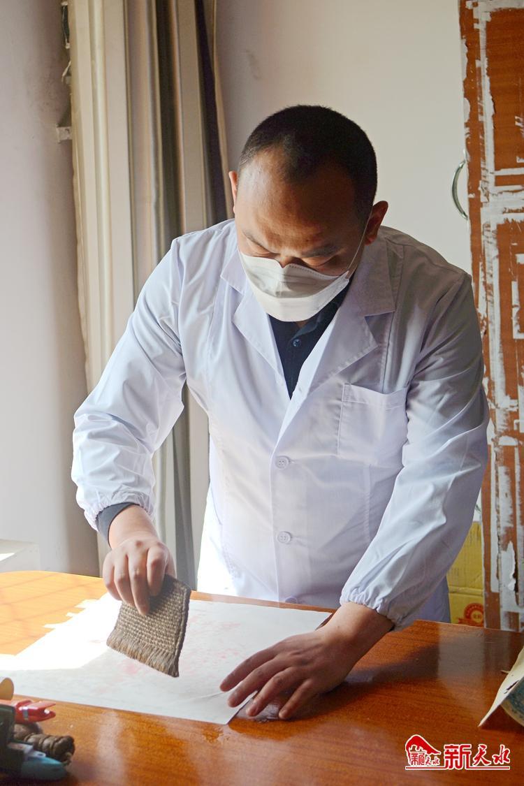 朽爛歷史檔案如何獲新生？看修復(fù)師“妙手回春”