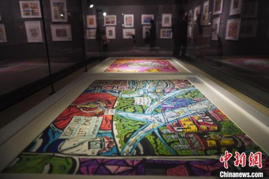 市民參觀少兒美術展覽。