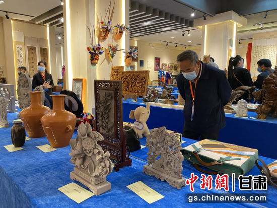 來自全省的近800件作品進(jìn)入專家評審環(huán)節(jié)，作品涵蓋雕塑雕刻、漆器、工藝花畫等多個(gè)類別。徐雪 攝