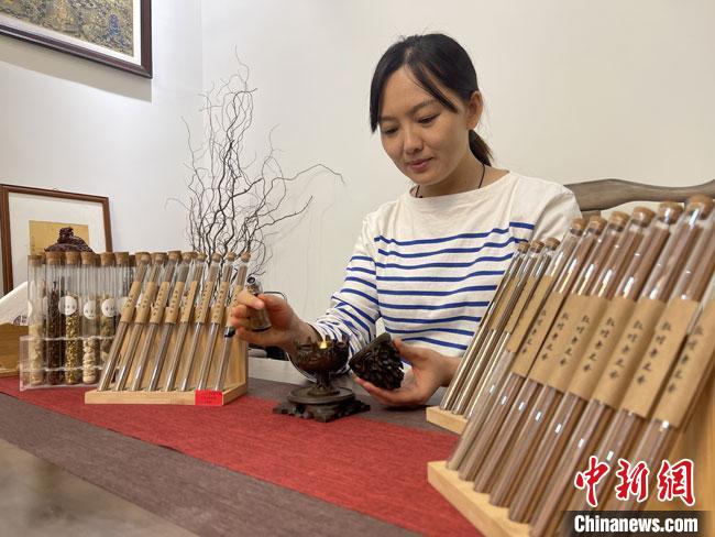 圖為魯雯展示燃香禮儀。　高瑩 攝