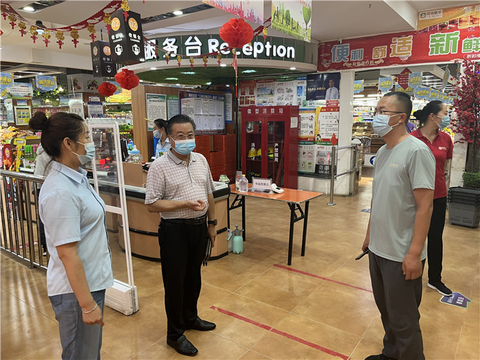 7月15日，酒泉市玉門市疫情防控督查組在隴商聯(lián)華超市監(jiān)督檢查疫情防控措施落實情況。 .jpg