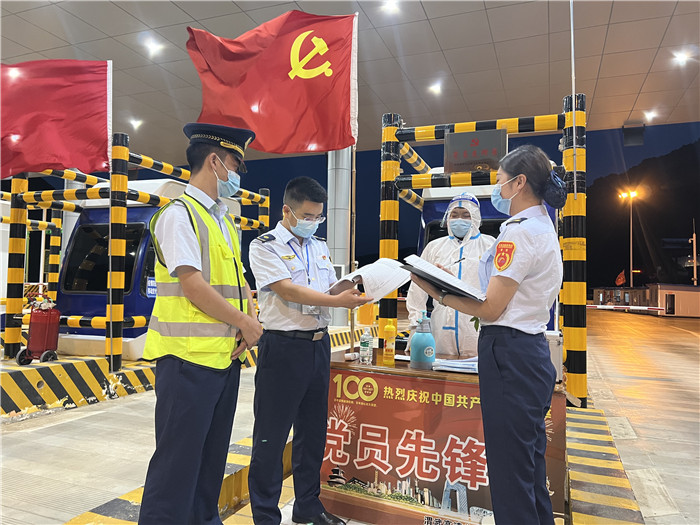 7月16日，甘肅省公航旅渭武高速運營公司紀檢監(jiān)察干部深入宕昌西收費站督查疫情防控措施落實情況。陳強 攝.jpg