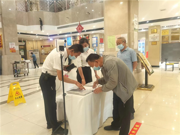 金昌市金川區(qū)紀委監(jiān)委駐區(qū)人大機關(guān)紀檢監(jiān)察組在花城錦都大酒店監(jiān)督檢查疫情防控工作。王文海 攝 .jpg