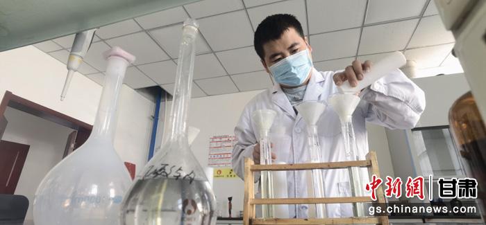 圖為甘肅科技集團(tuán)化工研究院有限責(zé)任公司工作人員正在做實(shí)驗(yàn)。魏建軍 攝