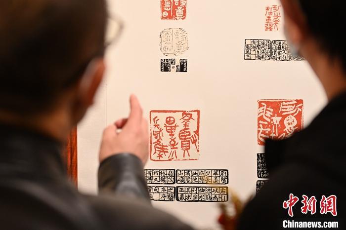 圖為甘肅蘭州，參展作品吸引參觀者。 中新社記者 李亞龍 攝