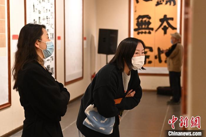 圖為甘肅蘭州，參展書法作品吸引參觀者。 中新社記者 李亞龍 攝