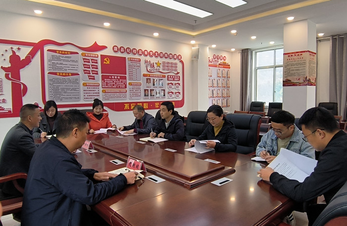 10月19日，康縣紀委監(jiān)委組織部分班子成員，辦公室、信訪室、案管室、審理室、紀檢監(jiān)察室等相關(guān)工作人員開展黨的二十大報告專題討論。.jpg