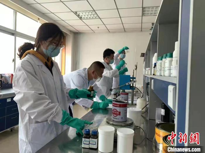 圖為肖菲(前一)帶領(lǐng)團(tuán)隊(duì)研發(fā)水性涂料。(資料圖) 受訪者供圖