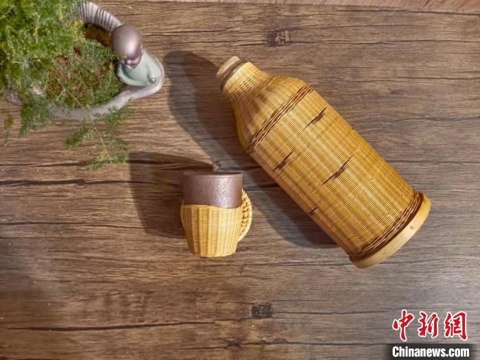 圖為竹編暖壺套。(資料圖) 甘肅省非遺保護(hù)中心供圖