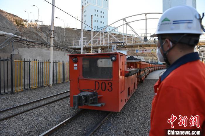 圖為工作人員正在觀察車輛運行情況?！±顏嘄?攝