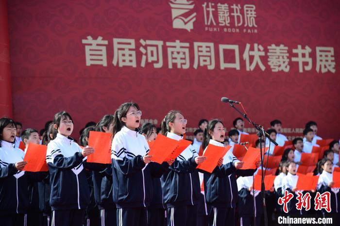 圖為學(xué)生們在開幕式上誦讀經(jīng)典?！×赫赵?攝