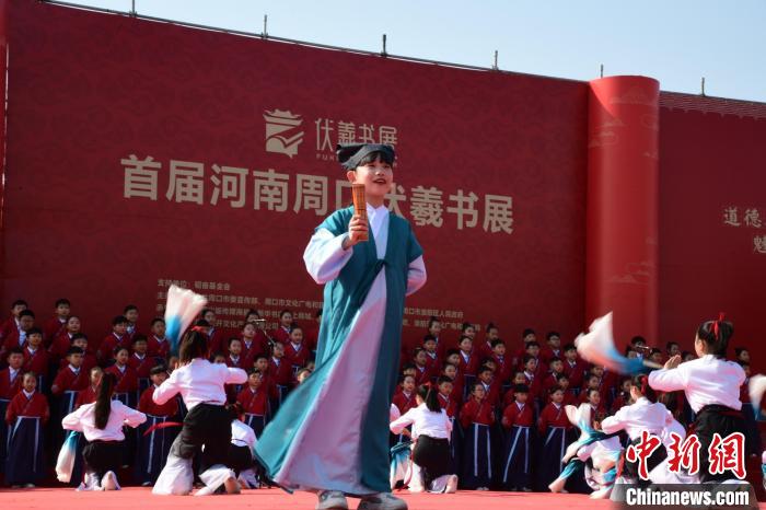 圖為學(xué)生們在開幕式上誦讀經(jīng)典?！×赫赵?攝