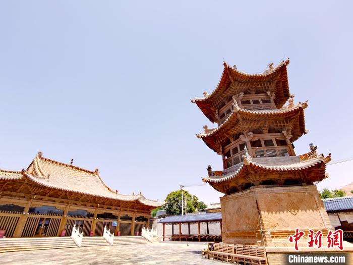 圖為阿河灘清真寺局部?！?zhí)砀?攝