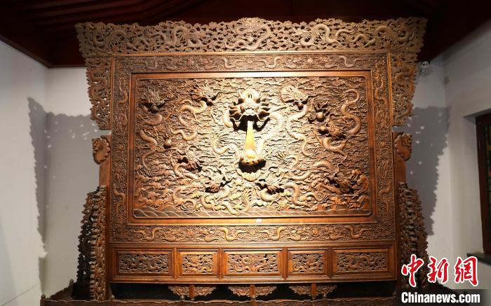 圖為青海永錄民俗博物館內(nèi)珍藏的中式家具?！⊙Φ?攝