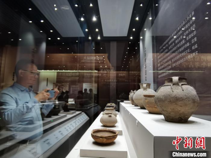 圖為河湟文化博物館展陳的陶器。　張?zhí)砀?攝