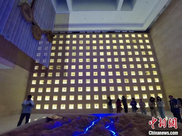 圖為河湟文化博物館序廳的左右彩陶墻放置的374件彩陶。　張?zhí)砀?攝