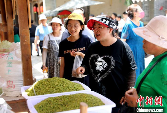 圖為民眾購買青海特色小吃?！⊙Φ?攝