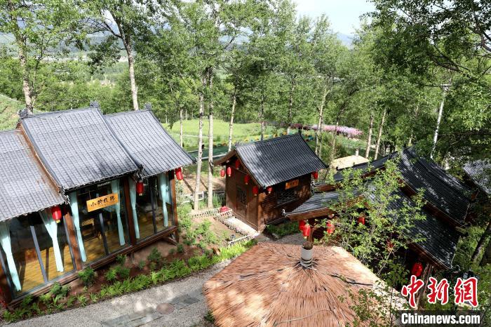 圖為景區(qū)內(nèi)依山而建的民宿?！⊙Φ?攝