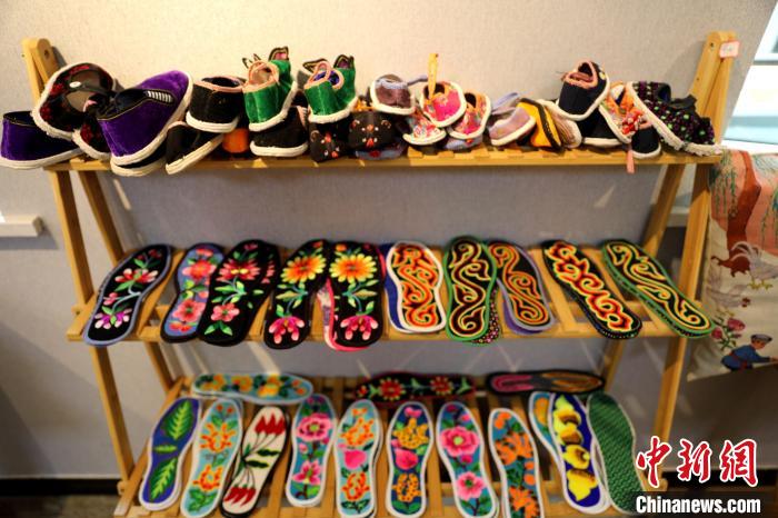 圖為盤繡作品?！⊙Φ?攝