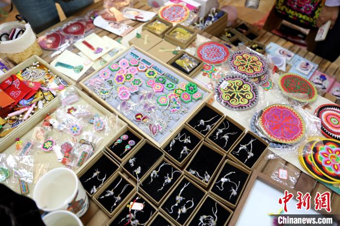 圖為盤繡作品。　薛蒂 攝