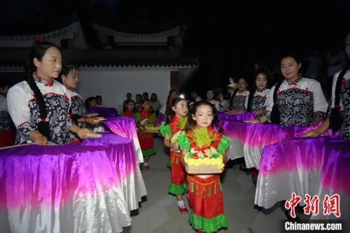 甘肅省西和縣姜席鎮(zhèn)晚霞湖畔，當(dāng)?shù)孛耖g舉行盛大的乞巧儀式。魏朵朵 攝