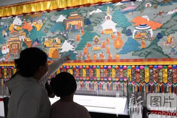 圖為觀眾觀看唐卡《涼州會盟》。 中新社記者 戴文昌 攝