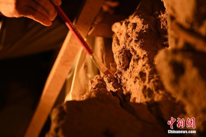 8月25日，文物修復(fù)師牟常有進行文物修復(fù)工作。