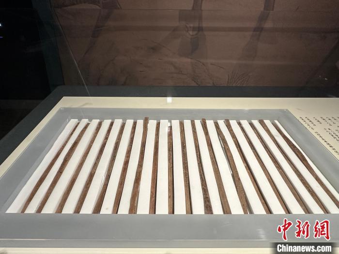 圖為甘肅簡牘博物館展陳的漢簡。中新社記者 戴文昌 攝