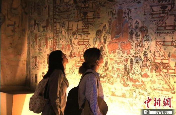 2023年8月27日，游客在甘肅省敦煌市博物館參觀文物展。張曉亮 攝(資料圖)