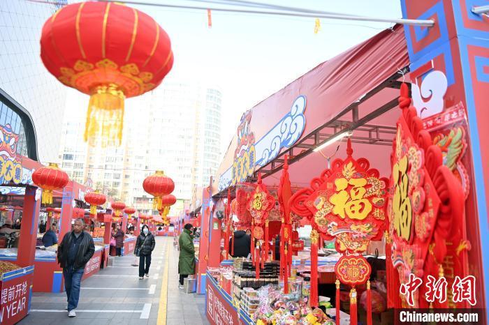 1月30日，蘭州街頭琳瑯滿目的年貨吸引顧客選購(gòu)。九美旦增 攝</p><p>