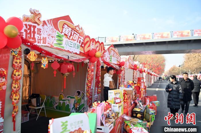 1月30日，蘭州黃河畔的年貨集市吸引顧客選購(gòu)年貨。九美旦增 攝</p><p>