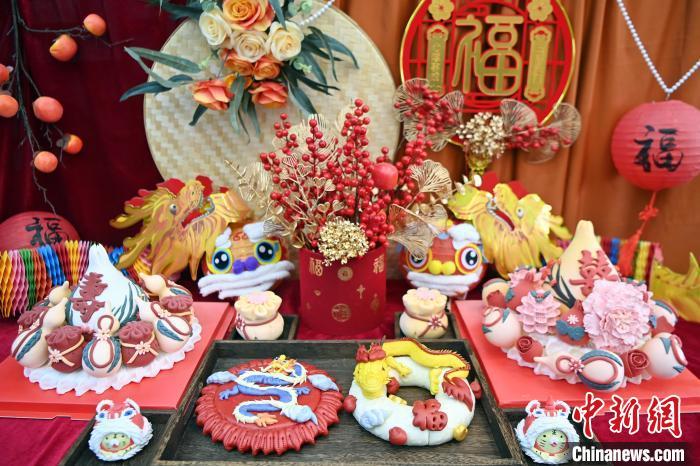 1月25日，春節(jié)臨近，蘭州一花饃店“龍”元素花饃熱銷。圖為展出的“龍”元素花饃。九美旦增 攝