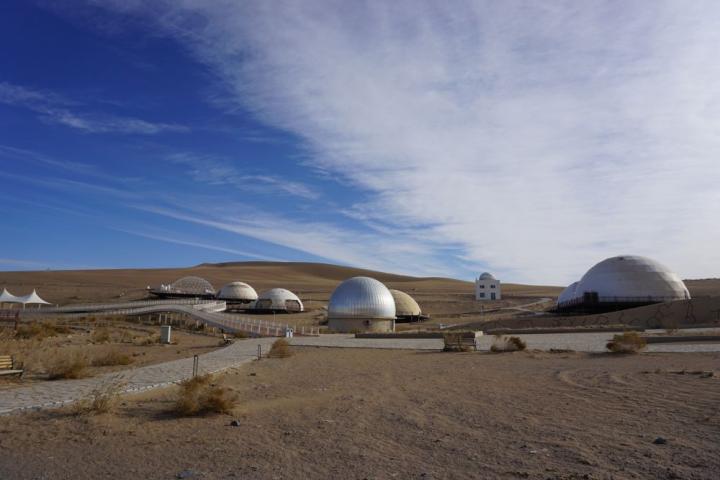 2023年11月28日拍攝的甘肅省武威市民勤縣“摘星小鎮(zhèn)”一角。新華社記者 賈釗 攝