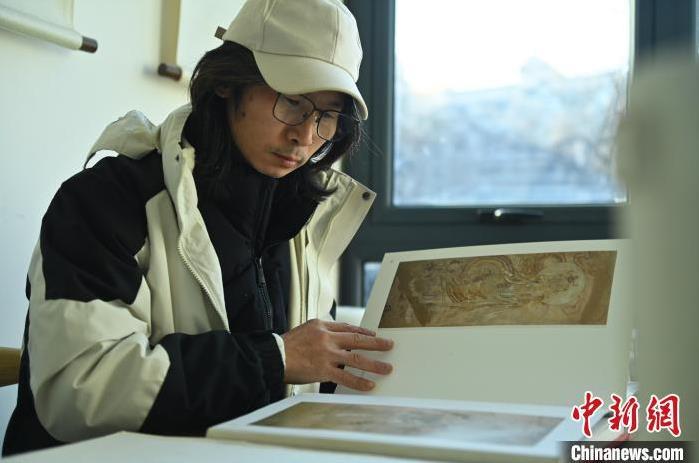 圖為季茂杰研究敦煌文化相關(guān)書籍。李亞龍 攝</p>
<p>